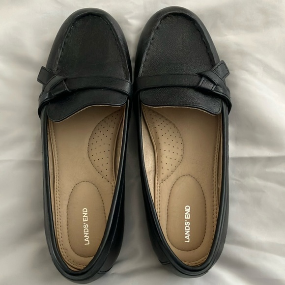 Lands’ End black flat leather loafer. Size 9 1/2. - Picture 1 of 6
